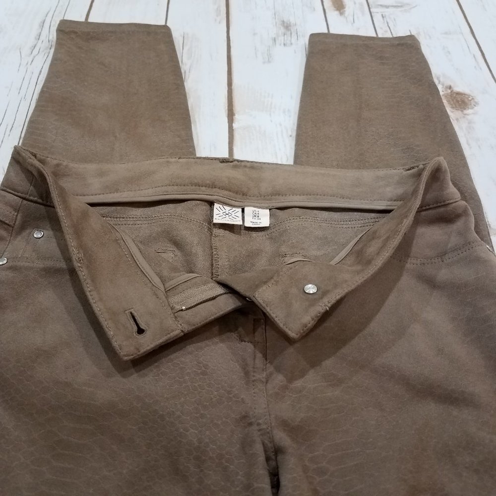 Fall Neutral Tan Skinny Pants Faux Suede Jeggings with Tonal Texture Women's 4 - Picture 9 of 17